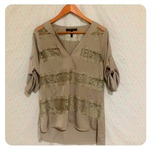 Lace detail quarter sleeve top.